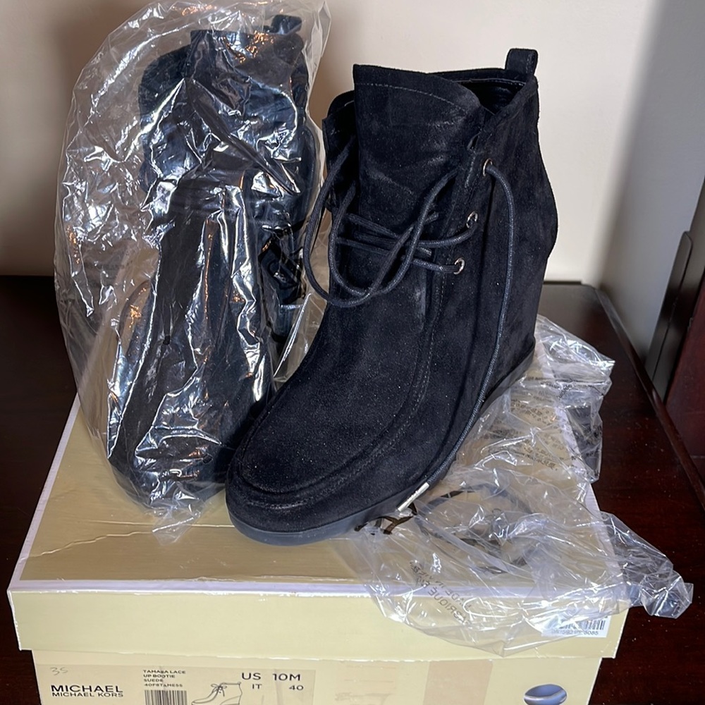 Women Michael Kors Elegant Women Black… Worn a few times Condition Good -Suede